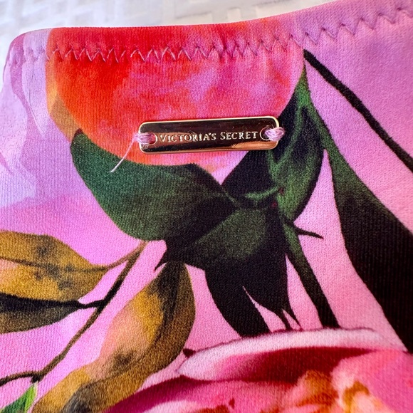 Victoria's Secret Mallorca Twist-front Bandeau Top & High-waist Cheeky Bottom - Picture 15 of 16